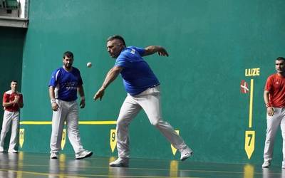Bertsoa eta pilota uztartuta osatu dute Gurearen urteurreneko jaialdia