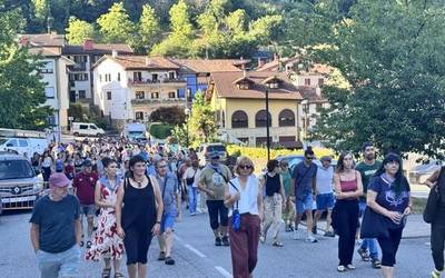 Erasoa "irmoki" salatu dute Aramaioko herritarrek eta herri eragileek egindako manifestazioan