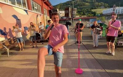 Zutik elektrotxarangarekin, dantzan eta kantuan