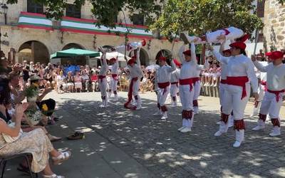 Txaloz eskertu dute aramaioarrek dantzarien emanaldia