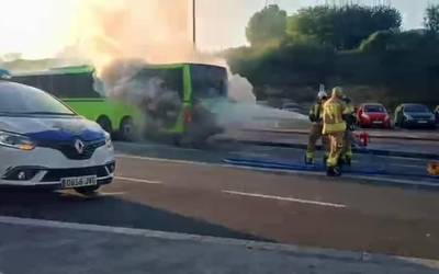 Autobus batek su hartu du Iurretan, N-634 errepidean