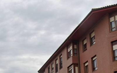 “Xabier Eguia Basoak esan zidan nire Amurrioko etxea eskualdeko enpresei alokatuko ziela langileei ostatu emateko, ez gelak baliatuko zituela pertsone