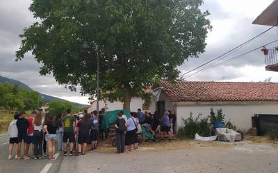 Gaztetxea izateko udalaren bajera okupatu dute