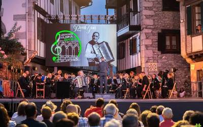 [ARGAZKIAK] Pepito Iantziren lana oinarri duen diskoa emanaldi bikainarekin aurkeztu du Lesakako Musika Bandak