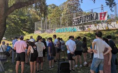 Itsasadarraren azpiko tunelaren aurkako kanpaldia egin dute Artatza parkean