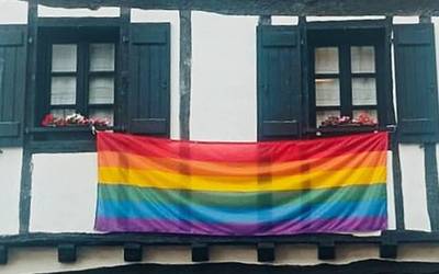 Egun guttitan, bigarren aldiz, LGTBI+ bandera herriko etxeko fatxadatik kendu dutela salatu du Igantziko Udalak
