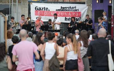 Blues Tailerreko musikarien kontzertua izango da gaur Asteazken Akustikoen barruan