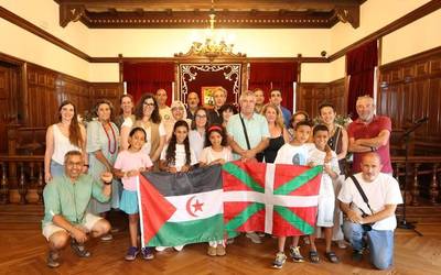 Oporrak Bakean programako lau haur saharar iritsi dira Getxora