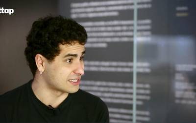 Oier Santamaria: "LGTBI kolektiboaren historia gauza asko izan daiteke, baina ez da grisa, ez da tristea"