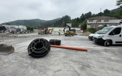 Ur-putzuak saihesteko lanak hasi dituzte Zalduspeko aparkalekuan