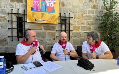 Asier Cabo eta Mikel Lizaso (auzokideak): "Alde Zaharra oso auzo komunitarioa da, eta hori asko nabaritzen da sanferminetan ere"