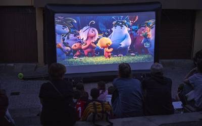 Haurrentzako eta helduentzako film laburrak, elizako eskaileretan ikusgai