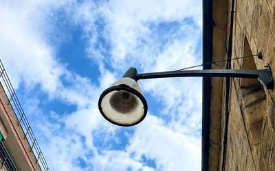 Argiteria publikoa aldatzen dabiltza Durangoko Alde Zaharrean eta Erretentxun