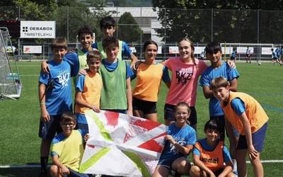 Beroari egokituta baina giro ezin hobean doa Bergarako futbol campusa