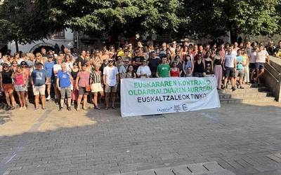 Elkarretaratzea egin dute Bergaran "euskararen aurkako oldarraldiari aurre egiteko"