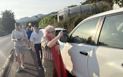 Autoak bedeinkatuta ospatu dute San Kristobal eguna Olabarrietan