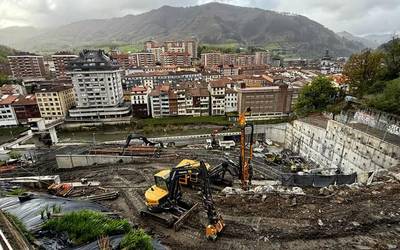 Errezabal: 88 milioi euro, etxeetako pitzadurak eta inor ez da erantzule