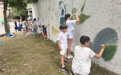 Euskal Herriaren burujabetza aldarrikatzeko, mural margoketa egin dute