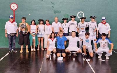 III. Benito Tainta pilota txapelketako txapelak banatu dituzte Lesakan
