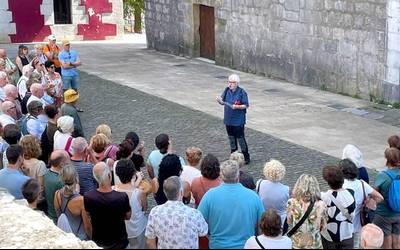 80 lagun inguruk parte hartu zuten Itziarko Santa Maria elizaren bisita gidatuan