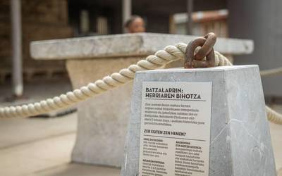 Batzalarringo Mahaiari keinu egin diote Merkatu Plaza berrian