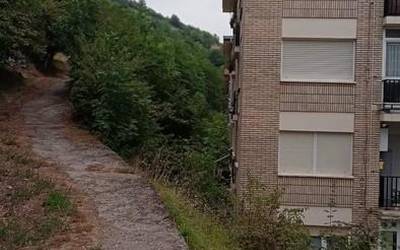 Artzamendi kaleko ezponda garbitzeko lanak abiarazi ditu Udalak