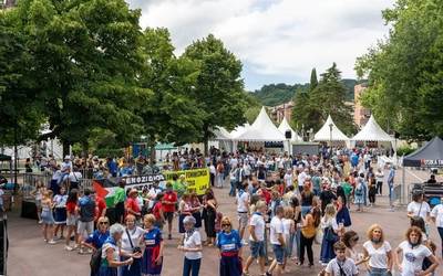 Zornotzarrak prest daude herria marea urdin bihurtzeko
