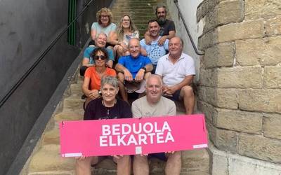 Sardina salmenta irudikatuko dute larunbatean Zumaiako portuan