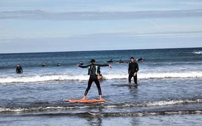 Surf festa inklusiboa egingo dute larunbatean Itzurun hondartzan