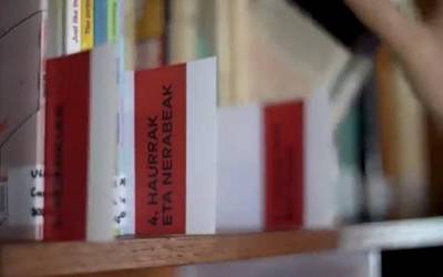 Bigarren eskuko liburuak bilduko dituzte bihar Beheko Plazako azokan, Etxapeko liburutegia osatzeko