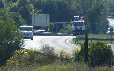 Autobian izandako istripuan arin zauritutako bat