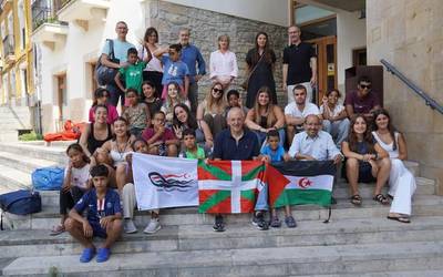 Oporrak Bakean programaren garrantzia azpimarratu dute haur sahararrei egindako harrera ekitaldian