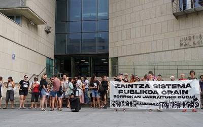 Akordioa lortuta, isuna ezarri diete Zumaiako hiru grebalari feministei