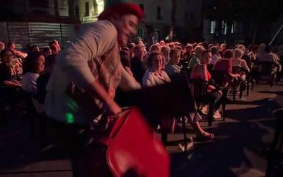 Sentimenduetan bidaiatzen, clown baten azalean