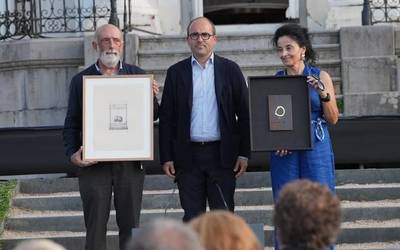 “Memoria demokratikoa berreskuratzen” egindako ekarpenagatik Aldundiaren aitortza jaso dute Lourdes Herrastik eta Paco Etxebarriak