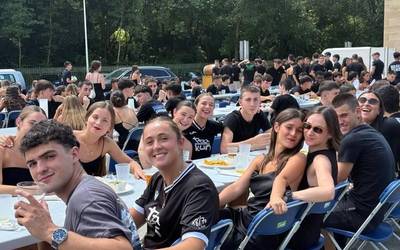 Marea beltzak koloreztatu du areto futbolaren festa