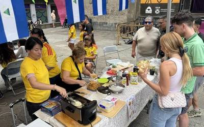 Latinoamerikako zaporeek eta soinuek hartu dute Arrasateko Herriko Plaza