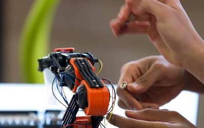 Haurrei eta nerabeei zuzendutako robotika tailerrak antolatu ditu Udal Elkarteak