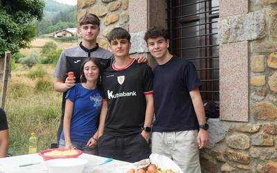Familia giroan igaro dute arratsaldea Arakaldoko jaietan