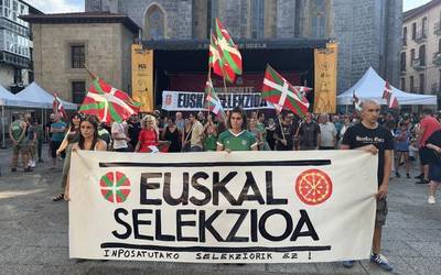 Euskal selekzioa "geurea" dela aldarrikatzeko batu dira Arrasaten