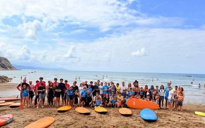 Arratsalde paregabeaz gozatu zuten haurrek surf festa inklusiboan