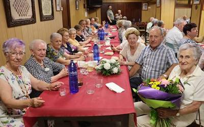 Maria Urretabizkaia omendu dute gaur Mendaron Adinekoen Eguneko bazkarian