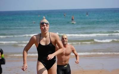 Paula Calvo txapeldunorde Getaria-Zarautz itsas zeharkaldian