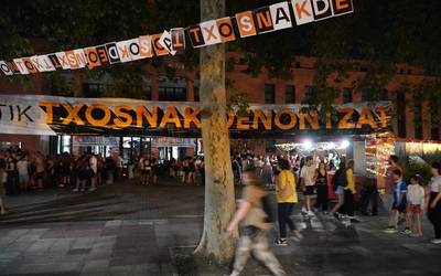 Ehun bat lagunek babestu dute Mugimendu Sozialistak txosnetan parte hartzea