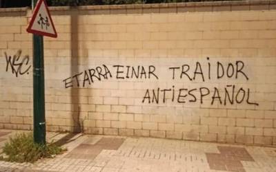 Einar Galilea futbolariaren aurkako pintaketak egin dituzte Malagan