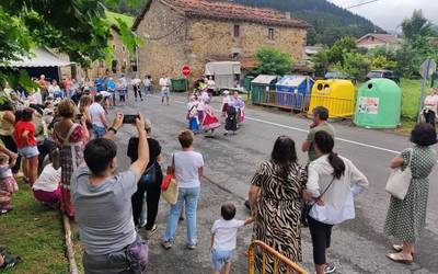 [EGITARAUA]: Herri bazkaria, afari musikatua eta musika Atxondoko Santixa auzoko jaietan