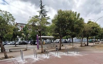 Bizikletak aparkatzeko gune berria Musakolako kiroldegiaren atarian