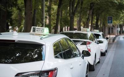 Hogei taxi lizentzia berri izango ditu Gasteizek