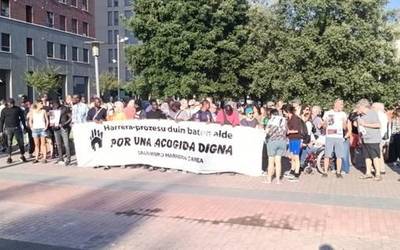 Udalaren presioen ondorioz asilo eskatzaileak kalean gelditu direla salatu du Salburuko Harrera Sareak