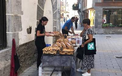 Bertako artisauen produktuen merkatu ttikia eginen dute uztaileko hondarreko larunbatean ere Lesakan